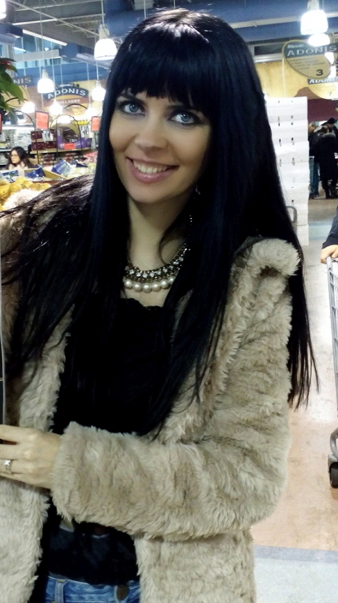 Jennifer kaya montreal based fashion blogger brunette wearing beige color fur jacket