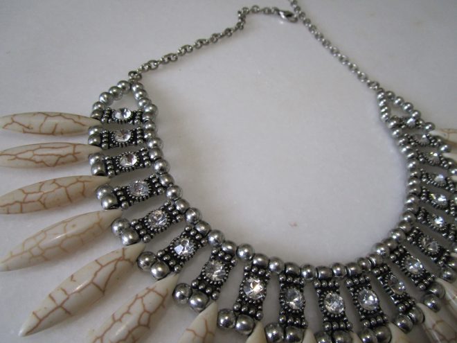 Women's Metallic Necklace With Stone Beads